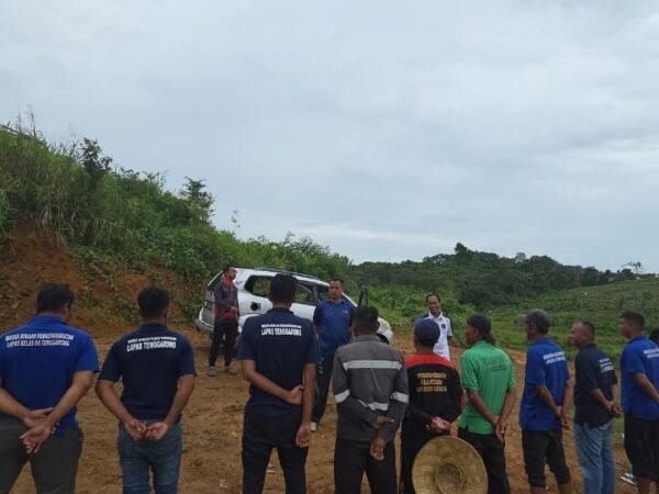 Kejar Target Ketahanan Pangan, Kalapas Tenggarong Awasi Langsung Pembangunan Kandang Ayam di KM 10 Jahab