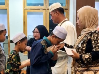 Dekapan Hangat di Hari Asyura, Pimpinan Redaksi Sindoraya.com Santuni Anak Yatim