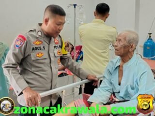 Sentuhan Humanis Bhabinkamtibmas Polsek Pringgabaya Bripka Agus Salim Dampingi Warga Sebatang Kara Rujuk ke RSUD Selong