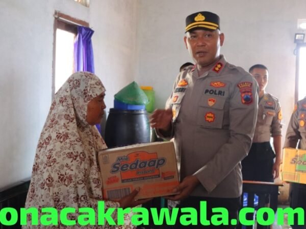 Terobos Rob 2 Kilometer, Kapolres Kendal Datangi Rumah Warga yang Terisolasi di Balok