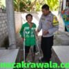 Wujud Kepedulian Polri Bhabinkamtibmas Bagik Papan Serahkan Bantuan Tongkat Ketiak untuk Warga Patah Tulang