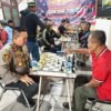 Jalin Silaturahmi Lewat Pion Catur, Kapolsek Sukomanunggal Meriahkan HUT Ke-80 Bhayangkara