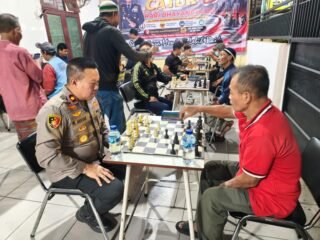 Jalin Silaturahmi Lewat Pion Catur, Kapolsek Sukomanunggal Meriahkan HUT Ke-80 Bhayangkara