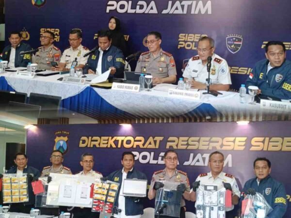 TERJERAT CINTA PALSU, MILIARAN MELAYANG! Polda Jatim Bongkar Sindikat Love Scamming Internasional yang Menipu 53 Korban di Indonesia