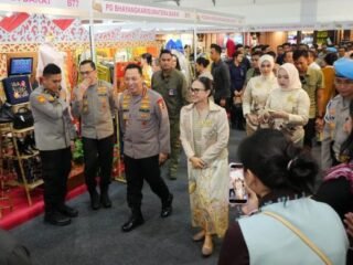 Kapolri Didampingi Kakorlantas Polri Tinjau Bazar Kreasi Bhayangkari Nusantara 2026, Dukung UMKM Naik Kelas
