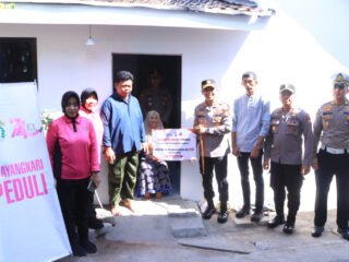 Hari Bhayangkara ke – 80 Polres Ngawi Bedah Dua Rumah Jadi Layak Huni, Hadirkan Senyum dan Harapan Warga