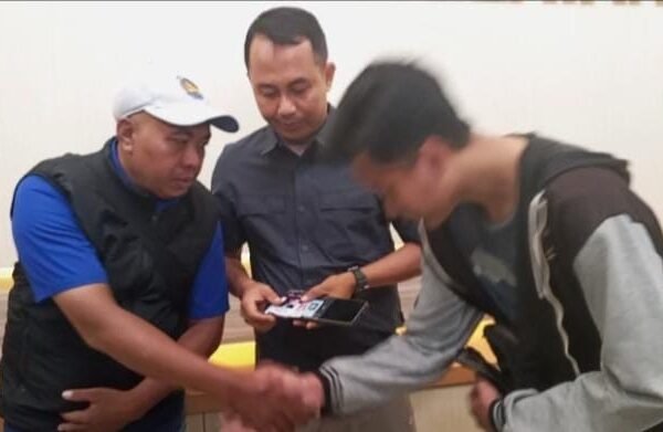 Kesalahpahaman Terkait Ponsel Pemohon di Samsat Surabaya Selatan Diselesaikan Secara Damai