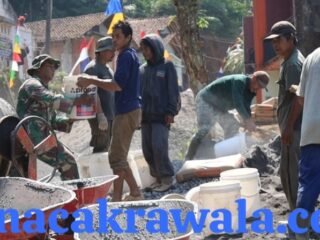Semangat Gotong Royong Satgas TMMD dan Warga Warnai Pengecoran Jalan di Desa Watuduwur