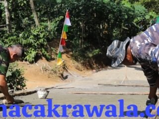 Prajurit TNI AL Turut Ambil Bagian dalam Pembangunan Jalan TMMD Reguler Ke-129 di Desa Watuduwur