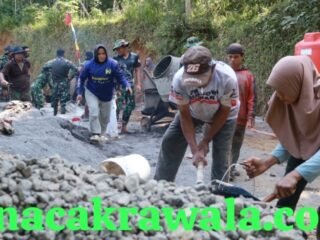 Sentuhan Tangan Ibu-Ibu di Lokasi TMMD, Gotong Royong Bangun Jalan Demi Masa Depan Desa