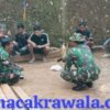 Duduk Santai Satgas TMMD dan Warga, Pererat Kebersamaan demi Sukseskan Pembangunan Jalan di Watuduwur