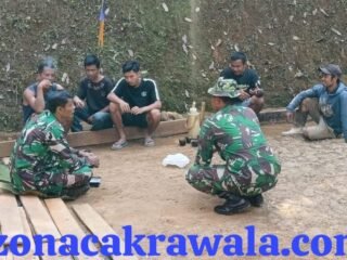 Duduk Santai Satgas TMMD dan Warga, Pererat Kebersamaan demi Sukseskan Pembangunan Jalan di Watuduwur