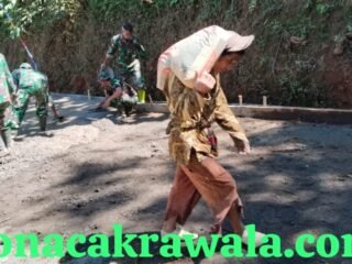 Terbiasa Karena Kebersamaan, Warga dan Satgas TMMD Kompak Langsir Semen Demi Jalan Impian Desa Watuduwur