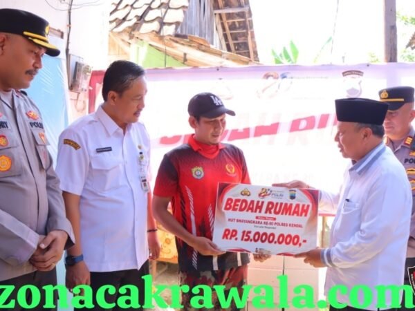 HUT Bhayangkara ke-80, Polres Kendal Bedah Dua Rumah Warga di Kangkung dan Pegandon