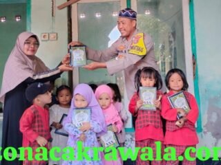 Wujud Kepedulian Bhabinkamtibmas Bagik Papan Bagikan Bantuan iqra dan Edukasi Cegah Bullying di PAUD Jannatul Hazni