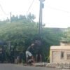 Diduga Belum Kantongi Izin Resmi, Pemasangan Tiang FiberStar di Jalan Raya Ploso, Krembung Disorot