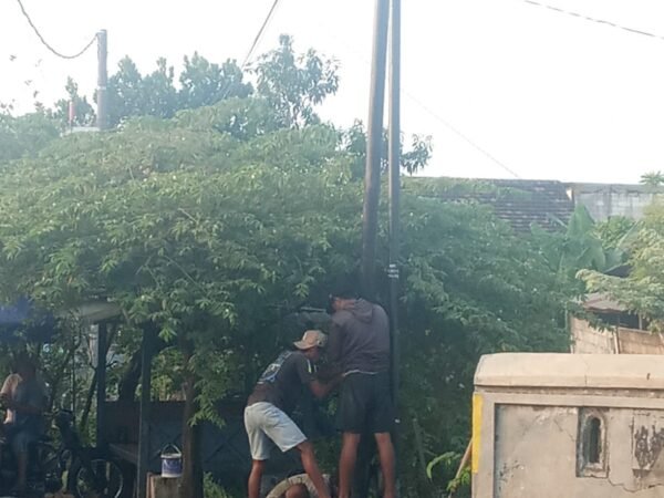 Diduga Belum Kantongi Izin Resmi, Pemasangan Tiang FiberStar di Jalan Raya Ploso, Krembung Disorot