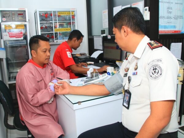 Peringati HUT RI ke-81, Aksi Donor Darah Pegawai Lapas Banyuwangi Bantu Amankan Stok PMI