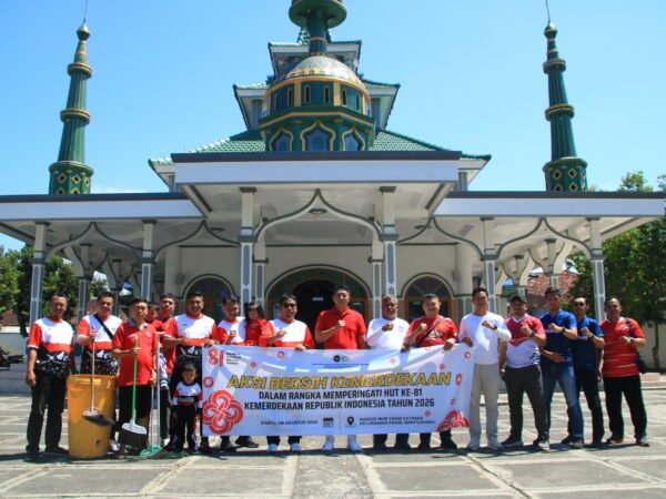 Wujud Kepedulian Lingkungan, Lapas Banyuwangi Bersihkan Fasilitas Umum Sambut HUT RI ke-81