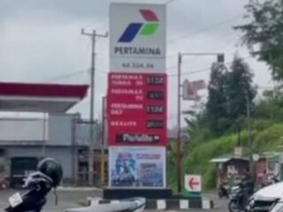 Dugaan Praktik Pelangsiran BBM Subsidi di SPBU 44-534-06 Karangkobar Puluhan Jerigen Terpantau Menumpuk, Petugas dan Sopir Bungkam