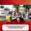 Polresta Tuban Bagikan Bendera Merah Putih kepada Pengendara, Semarakkan HUT ke-81 RI