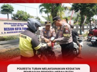Polresta Tuban Bagikan Bendera Merah Putih kepada Pengendara, Semarakkan HUT ke-81 RI