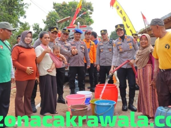 Peduli Kebutuhan Warga, Kapolres Kendal Salurkan 10.000 Liter Air Bersih dan Sembako di Desa Sidomakmur