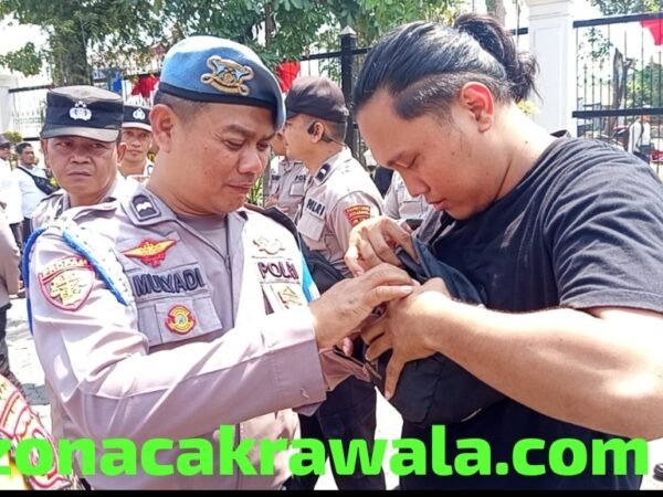 Pastikan Tidak Membawa Senpi dan Barang Berbahaya, Saat Apel, Bid Propam Polda Jateng Cek Semua Personel Yang Layani Penyampaian Pendapat Di Tugu Muda