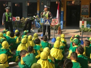 Edukasi Keselamatan Sejak Dini, Satlantas Bojonegoro Kenalkan Jenis Rambu Lalu Lintas ke Anak PAUD
