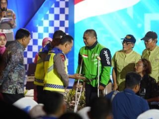 Kisah Haru 2 Ojol Korban Kecelakaan, Korlantas Polri Beri Kaki Palsu dan Kursi Roda