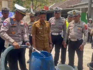 Polres Pemalang salurkan bantuan 4.000 liter air bersih untuk warga
