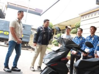 Polres Lamongan Beri Penghargaan Empat Warga yang Gagalkan Curanmor di Puskesmas Deket