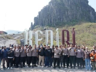 Riding ke Gunung Kelud, Polres Kediri dan Awak Media Suarakan Kesiapsiagaan Bencana