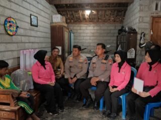 Kapolres Kediri Sambangi Marfel, Bocah Kelas 5 SD yang Berjuang Rawat Ibunya