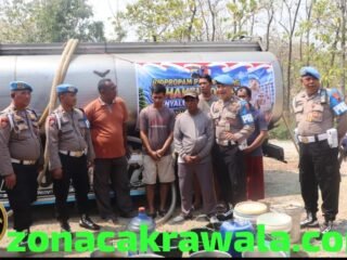 Propam Polda Jateng Distribusikan Lima Tangki Air Bersih untuk Warga Tangen Sragen