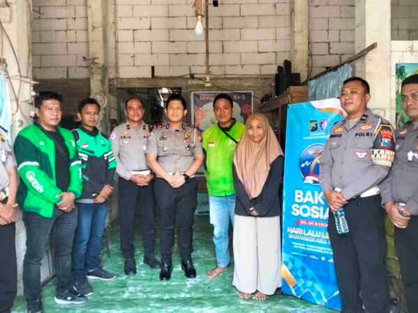 HUT Lantas, Satlantas Polres Bojonegoro Gelar Bakti Sosial
