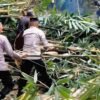 Polisi Bersama Masyarakat Evakuasi Rumpun Bambu Longsor di Karanganyar
