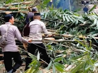 Polisi Bersama Masyarakat Evakuasi Rumpun Bambu Longsor di Karanganyar