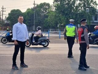 Tak Hanya Berantas Narkoba, AKP Adik Agus Putrawan Hadir di Jalan, Pastikan Pelajar Menyeberang Aman
