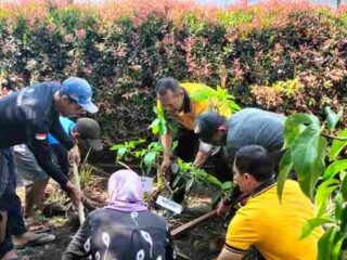 Polres Blitar Bersama Masyarakat Gelar Green Policing, Bersihkan Lingkungan dan Bagikan Sembako