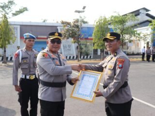 Polresta Tuban Beri Penghargaan 32 Personel Berprestasi, Tiga Anggota Dapat Hadiah Umrah Gratis